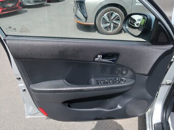 Hyundai i30 1.6CVVT,90kW,Trikolor,NovéČR - 17