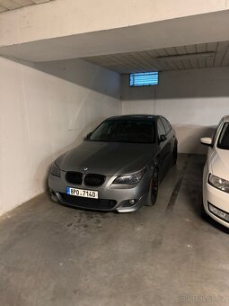 BMW 550i (E60) – V8, manuál, M-Paket - 17