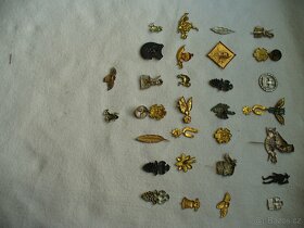 30 starych odznaku SPOLKU-SCHLARAFFIA-zalozeneho 1859-Praha. - 17