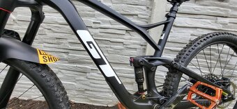 Prodám 2ks zánovních trailbiků GT Sensor Carbon Elite 29" L - 17