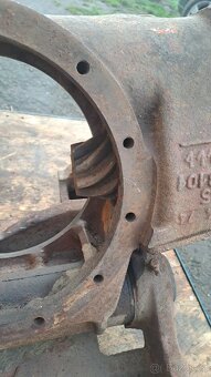 Prodám přední konzoly a skříň ZETOR - 17