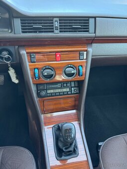 Mercedes 300d W124, 1- majitel, 100 KW - 17