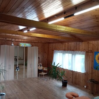 Rodinný dům s velkou 6340 m2 oplocenou zahradou - 17