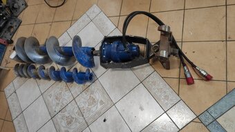 Bagr Takeuchi TB23 + vrták + kladivo + 4 lyžice. - 17