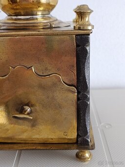 Krásný historický mosazný mlýnek na kávu, ručně kov.části - 17