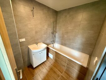 Činžovní dům po kompletní rekonstrukci - 17