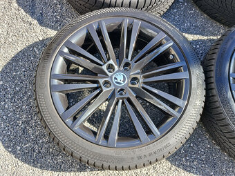 Pěkná zimní orig alu Škoda Superb Continental 235/40/19 8mm - 17