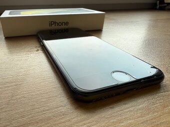 Prodám iPhone SE 2020 – 64 GB – černý - ZÁNOVNÍ - 17