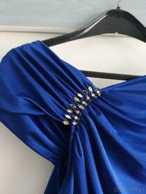 Dámské plesové šaty královská modrá vel S lesklé s řasením - 17