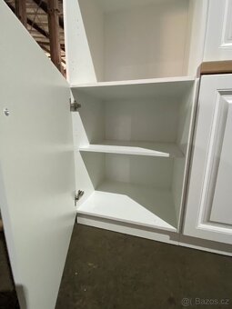 Moderní kuchyňská linka bez spotřebiči - 17
