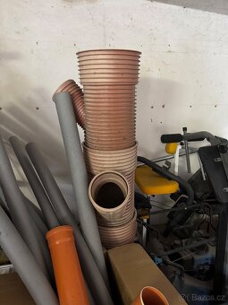 RADIÁTORY A RŮZNÁ SANITA, umyvadla, pisoár, wc, trubky, atd. - 17