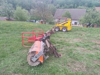 Smykový nakladač UNC 061 s příslušenstvím. - 17