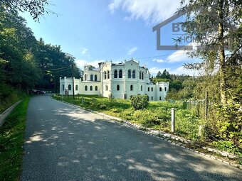 Vícegenerační vila (240 m2) s navazujícími pozemky (2,5ha) - - 17