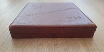 KAZETA S LETECKÝMI ZNAKY  - NÁRODNÍ LETECKÁ SBÍRKA 1946 - 17