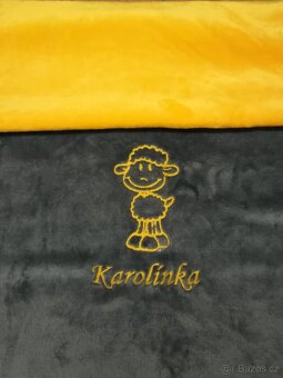 Deka s výšivkou jména na přání více barev - 17