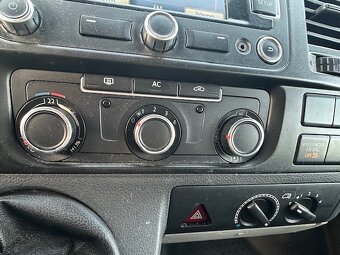 Volkswagen T5 Caravelle 2.0 tdi LONG 9 míst NAVI - 17