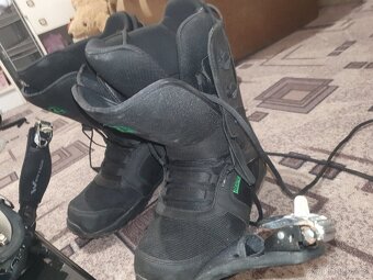 Snowboard s vázáním a botama - 17