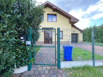 Pronájem rodinného domu 6+kk s terasou, garáží a vzrostlou z - 17