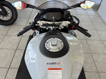 CFMOTO 675 SR-R - šedá, bílá skladem AKCE HELMA - 17