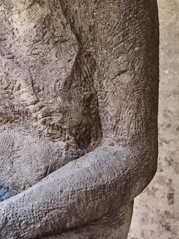 Obří pískovcové sousoší „Matka s dítětem” z období první rep - 17