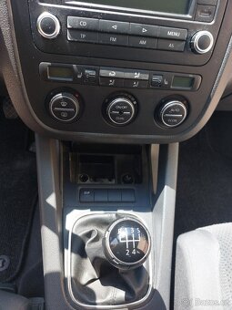Volkswagen Golf 1.6   MPI - 17