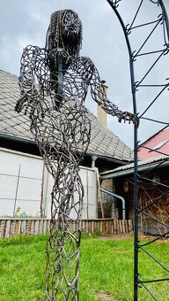 Prodám kovovou sochu ženy - 17