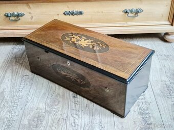 Krásný starožitný hrací stroj se zvonečky a bubínkem - 17