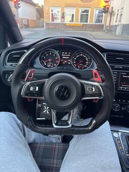 VOLKSWAGEN VOLANT KARBON - PERFOROVANA KOŽA - BIELE ŠITIE - 17