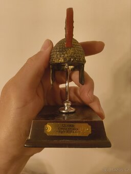 Sběratelské miniatury historických přileb (17 kusů) - 17