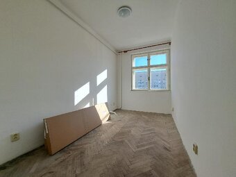 Zavedené, prosperující obchodní prostory s Bytovým domem - 17
