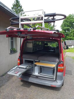 Prodám obytný vůz VW T5 long verze pro 2 osoby - 17