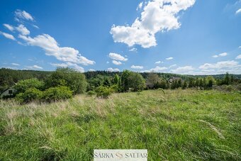 Prodej pozemku 1200m2 k výstavbě RD s výhledem na les v oblí - 17