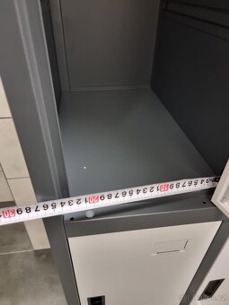 Plechová šatní skříň - 17