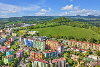 Mám tu pro Vás bytovou jednotku o dispozici 2+kk s lodžií v  - 17