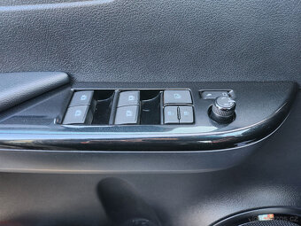 TOYOTA HILUX INVINCIBLE DOUBLE CAB, 2,8D - 4D 150 KW - 17