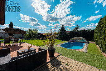 Prodej rodinného domu s novou fasádou, 6+kk, pozemek 956 m2, - 17