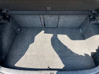 VW Golf 1.6 MPi Senzory, ALU, Výhřev Sedadel - 17