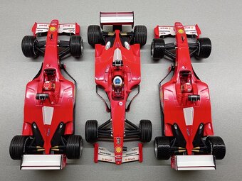 3x F1 FERRARI F2001 a F2000 SCHUMACHER HOTWHEELS 1:18 - 17