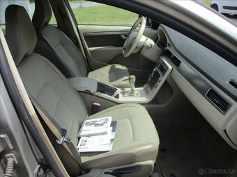 VOLVO XC70 D5 151kw AWD Momentum Kinetic 07/2010 - 17