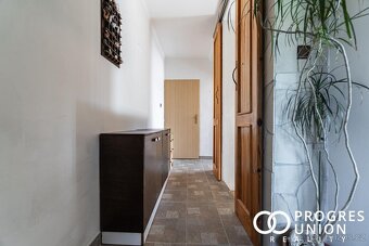 Exkluzivní prodej dvougeneračního rodinného domu s velkým po - 17