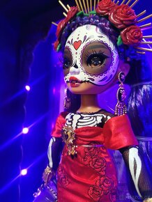 MGA Rainbow High Díos de Muertos Maria Garcia - 17