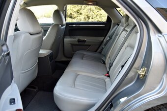 Chrysler 300C 5.7 V8 HEMI TOURING,KŮŽE,XEN,ALU20,KLIMA,TEMP - 17