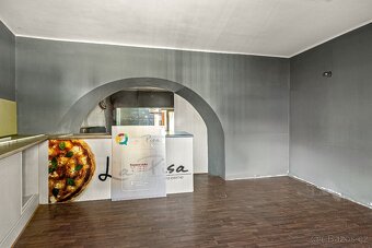 Multifunkční objekt přímo na náměstí v Sadské - 17