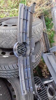 VW Volkswagen Golf 4 přední maska mezi světla - 17