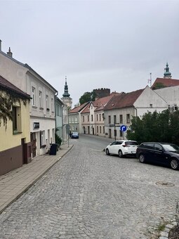 Rodinný dům po rekonstrukci v srdci Mikulova – ideální pro b - 17