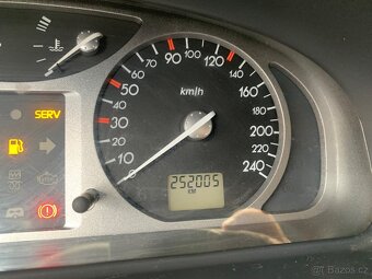 Ranault Laguna 1.9 dci rok 2003 - 17