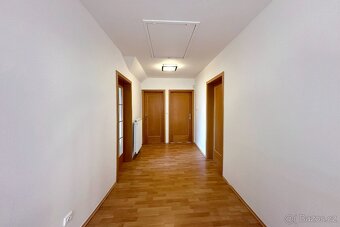Pronájem_RD Dolní Chabry 5+kk, zahrada, garáž+venkovní park. - 17