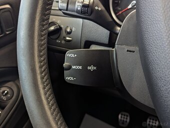 Ford Kuga 2.0TDCi 103kW INDIVIDUAL, PDC, VÝHŘEVY - 17