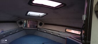 Kajutová motorová loď Wellcraft + přívěsný vozík - 17