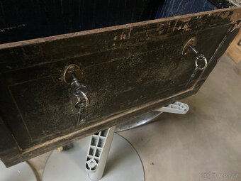 Truhla kovová starožitná, trezor, pokladna 10.000 kč - 17